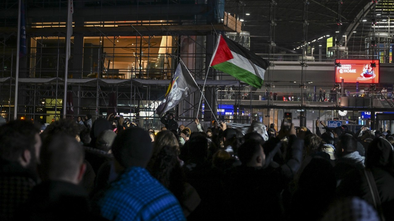 Foto - Terör devletine lanet yağıyor! Dünya Sumud Filosu için ayakta
