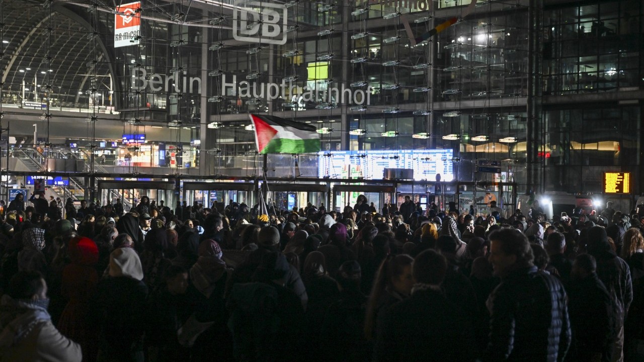 Foto - Terör devletine lanet yağıyor! Dünya Sumud Filosu için ayakta