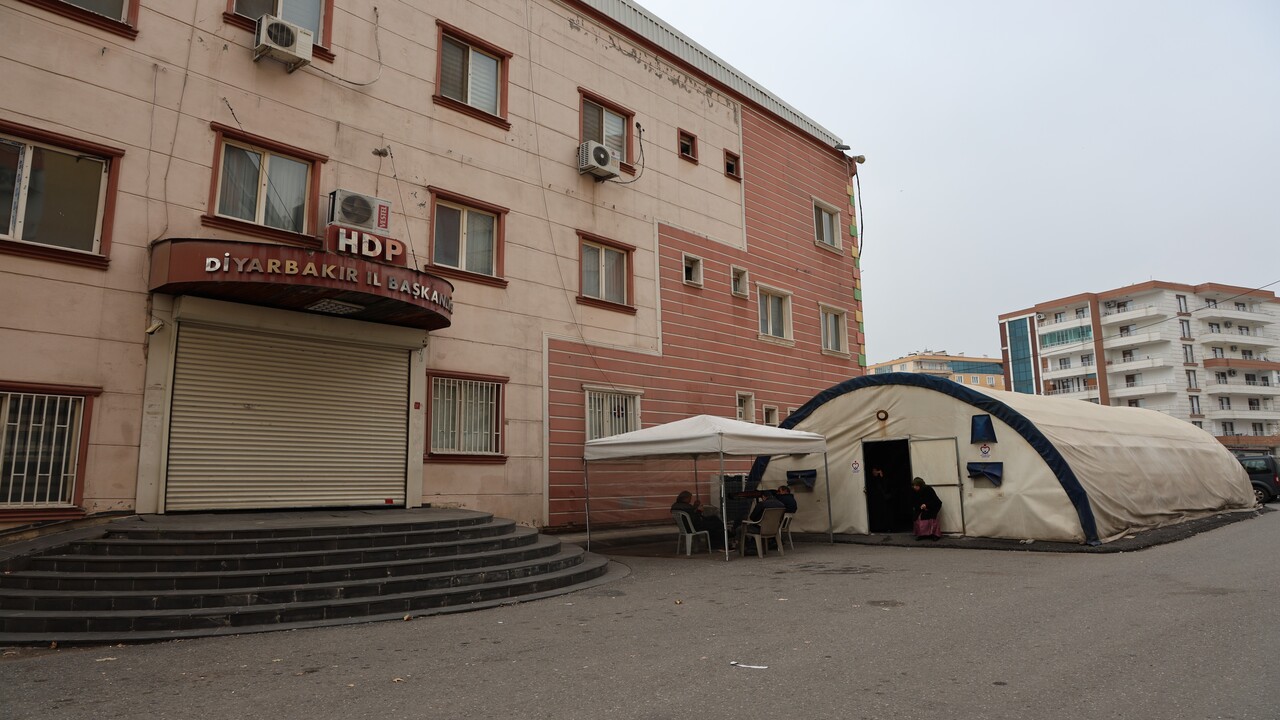 Foto - Terör örgütünde çözülme sürüyor: Regaip kandilinde evlat nöbetindeki anneye müthiş haber!