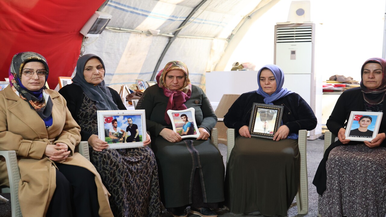 Foto - Terör örgütünde çözülme sürüyor: Regaip kandilinde evlat nöbetindeki anneye müthiş haber!