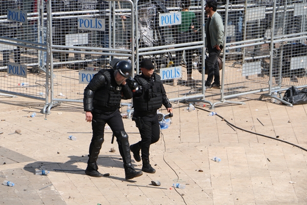 Foto - Terör yandaşlarından polise alçak saldırı