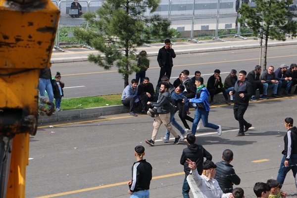 Foto - Terör yandaşlarından polise alçak saldırı