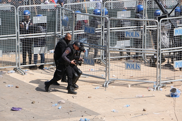 Foto - Terör yandaşlarından polise alçak saldırı