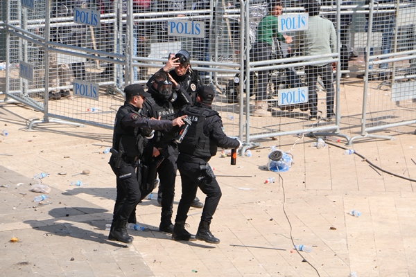 Foto - Terör yandaşlarından polise alçak saldırı