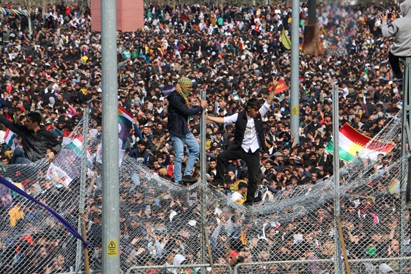 Foto - Terör yandaşlarından polise alçak saldırı