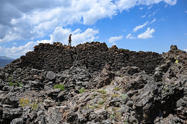 Foto - Terörden arındırılan bölgede Lav kayaları arasına inşa edilmiş! "Gizemli kale" kalıntısı görüntülendi