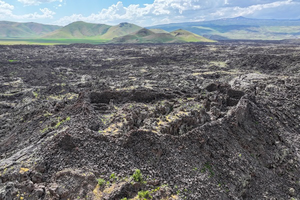 Foto - Terörden arındırılan bölgede Lav kayaları arasına inşa edilmiş! "Gizemli kale" kalıntısı görüntülendi