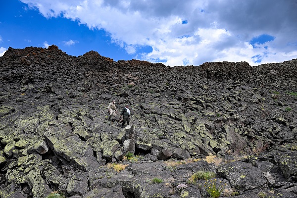 Foto - Terörden arındırılan bölgede Lav kayaları arasına inşa edilmiş! "Gizemli kale" kalıntısı görüntülendi