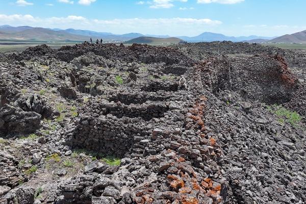 Foto - Terörden arındırılan bölgede Lav kayaları arasına inşa edilmiş! "Gizemli kale" kalıntısı görüntülendi