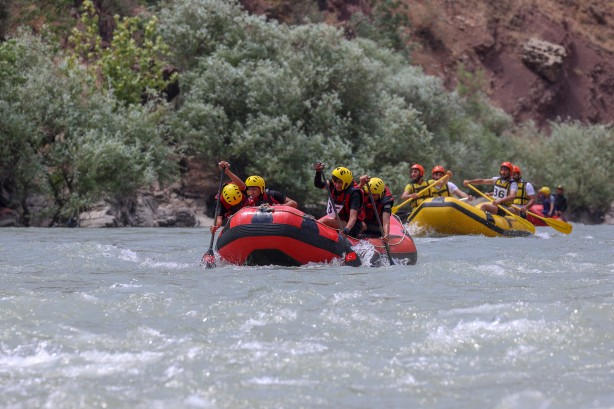 Foto - Terörden temizlenen Hakkari'de nefes kesen festival