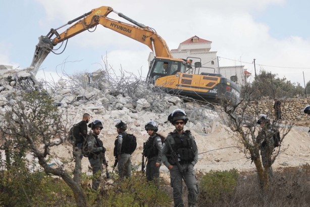 Terörist İsrail askerleri Filistinlilere ait iki evi daha yıktı