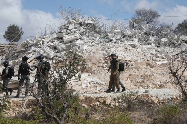 Foto - Terörist İsrail askerleri Filistinlilere ait iki evi daha yıktı