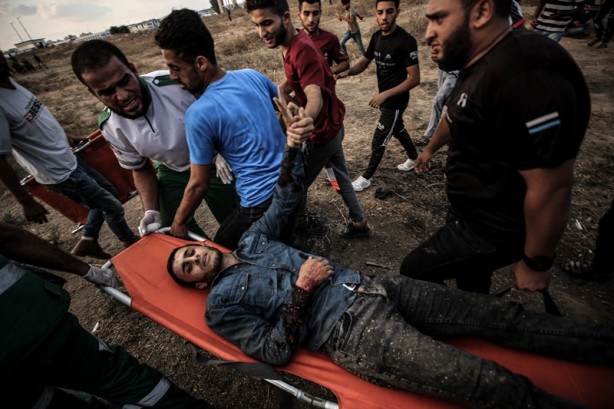 Terörist İsrail askerleri, Filistinlilere saldırdı! Yaralılar var