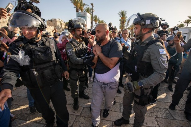 Foto - Terörist İsrail polisi, provokatörlük yapan milletvekiline tepki gösteren Filistinlilere müdahale etti
