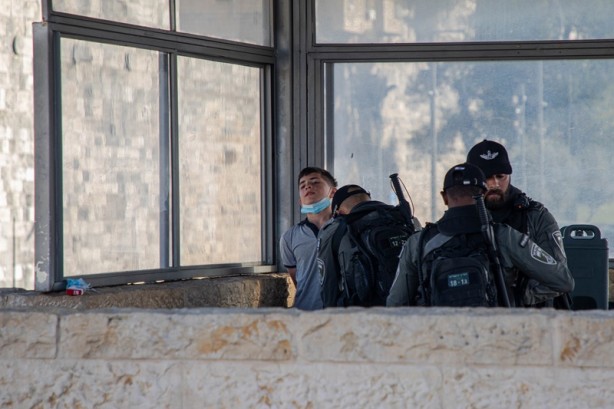 Foto - Terörist İsrail polisi, provokatörlük yapan milletvekiline tepki gösteren Filistinlilere müdahale etti