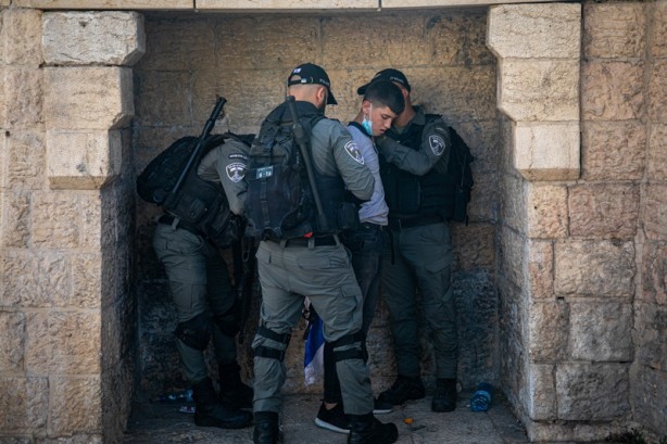 Foto - Terörist İsrail polisi, provokatörlük yapan milletvekiline tepki gösteren Filistinlilere müdahale etti