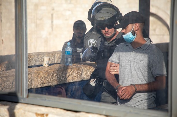 Foto - Terörist İsrail polisi, provokatörlük yapan milletvekiline tepki gösteren Filistinlilere müdahale etti