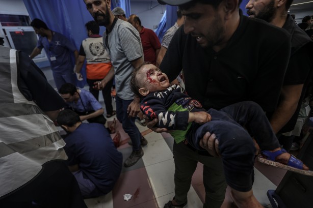 Foto - Terörist İsrail'in bombaladığı hastaneden feci görüntüler!