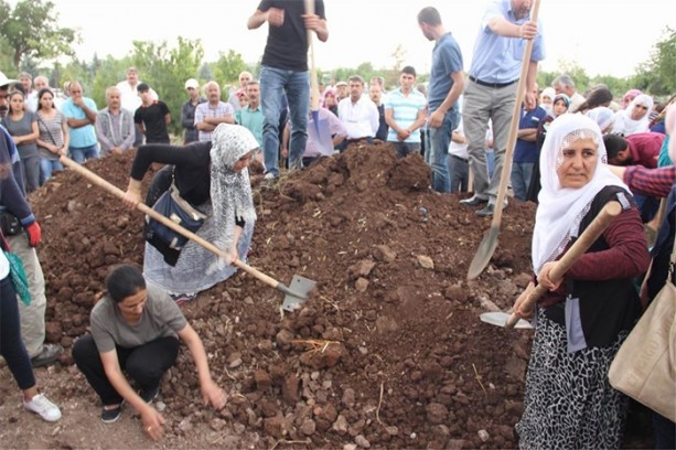 Foto - Teröristi HDP'liler gömdü!