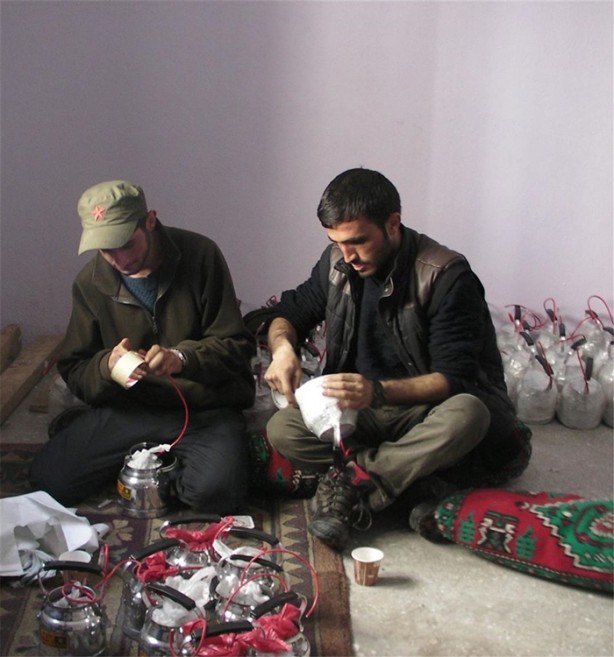 Foto - Teröristler şarkılar eşliğinde bomba hazırladı!