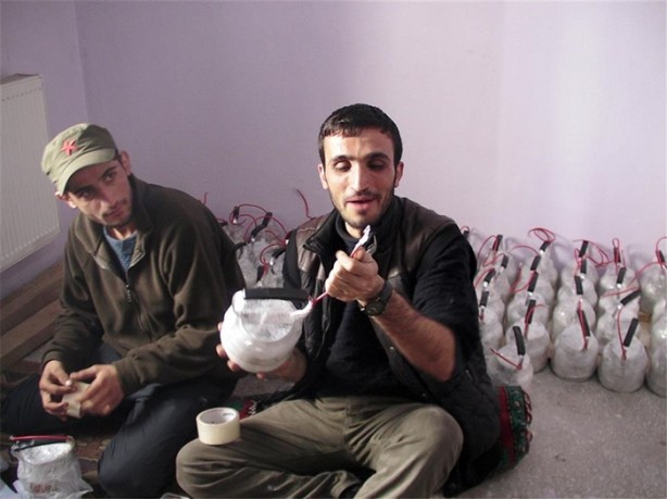 Foto - Teröristler şarkılar eşliğinde bomba hazırladı!