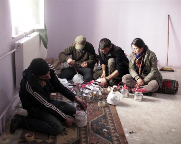 Teröristler şarkılar eşliğinde bomba hazırladı!