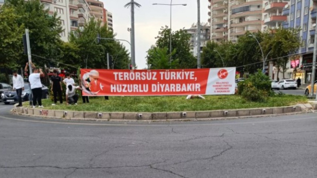 Foto - Terörsüz Türkiye sürecini başlatmıştı! Diyarbakır'da gündem olan Bahçeli pankartları