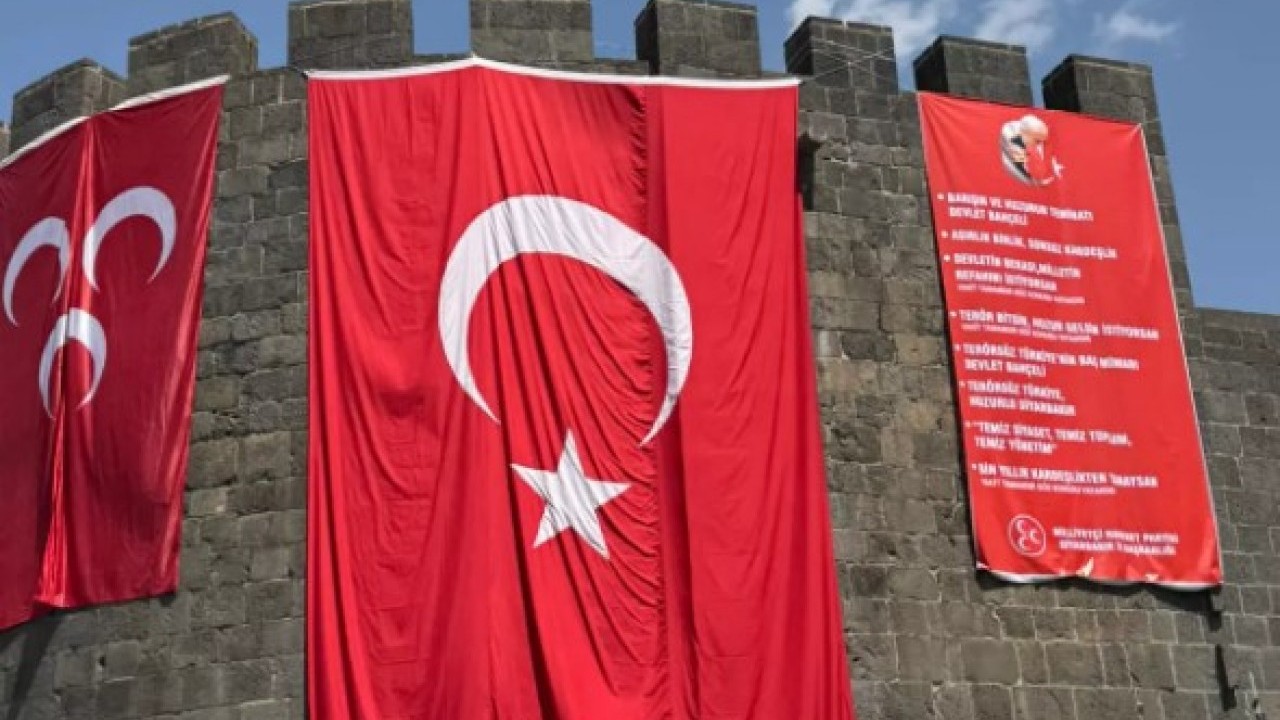 Foto - Terörsüz Türkiye sürecini başlatmıştı! Diyarbakır'da gündem olan Bahçeli pankartları