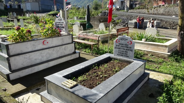 Foto - Terörün parçaladığı hayatlar! Kardeşleri için yaptıkları boş mezarla teselli buluyorlar