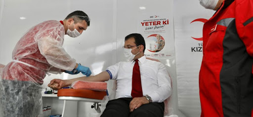 Ters mi taktılar? Ekrem İmamoğlu'nun hastanedeki görüntüsü olay oldu