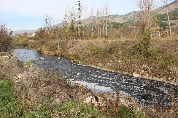 Foto - Tersine akan tek akarsuyun son hali! O çay kirlilikten köpürdü