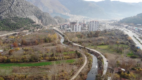 Foto - Tersine akan tek akarsuyun son hali! O çay kirlilikten köpürdü