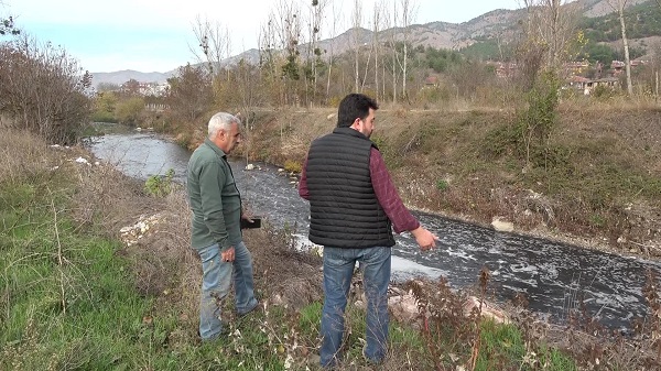 Foto - Tersine akan tek akarsuyun son hali! O çay kirlilikten köpürdü