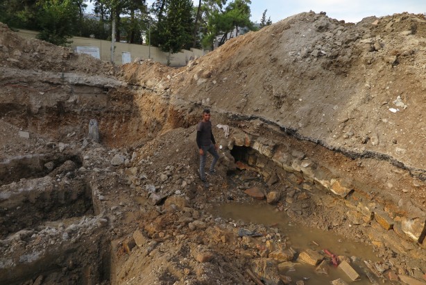 Foto - Tesadüfen denk geldiler! Hasarlı binanın altında ilginç buluş!