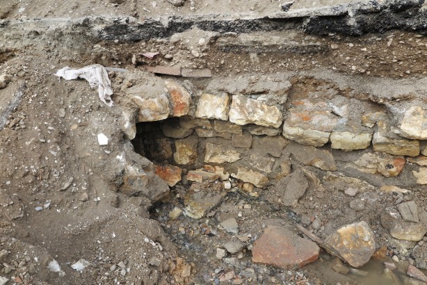 Foto - Tesadüfen denk geldiler! Hasarlı binanın altında ilginç buluş!