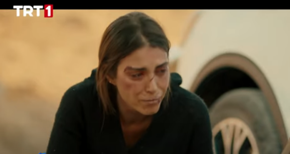 Foto - Teşkilat dizisinin yayımlanan 18. bölümünde Zehra’ya Serdar’ın ortadan kaybolduğu bir buçuk ayda ner olduğunu öğrenmek için gizli bir operasyona girişiyor. Girdiği bir evde Serdar ile doğalgaz gemisindeki sabotaj ile ilgili bir bilgiye ulaşıyor. Ancak bu bilgiye ulaştığı anda rehin alınarak Suriye’ye götürülüyor.