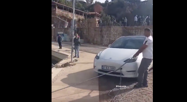 Foto - Tesla bunu da yaptı! Burası Amerika değil Türkiye! Görünce, "Yok artık daha neler" diyeceksiniz