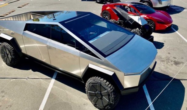 Foto - Tesla Cybertruck üretim bandından indi