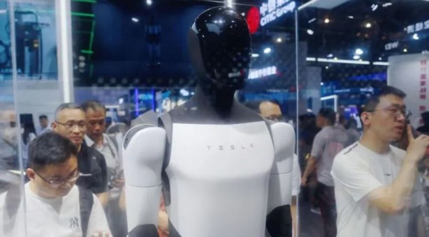 Tesla, insansı robot üretmeye başlıyor! Elon Musk fiyatını açıkladı