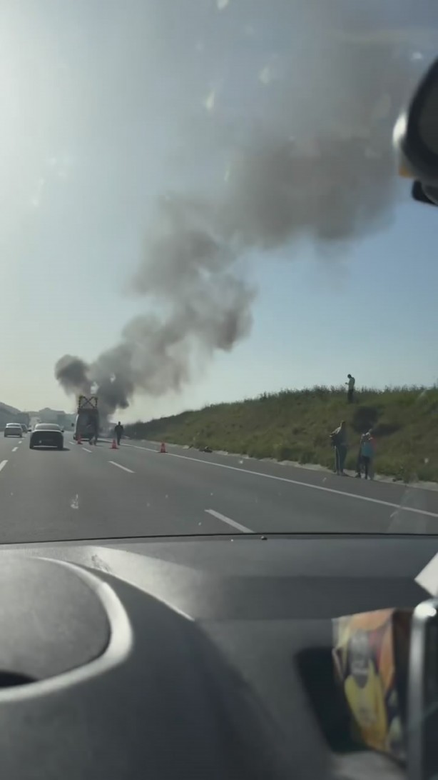 Foto - TESLA marka elektrikli otomobil cayır cayır yandı