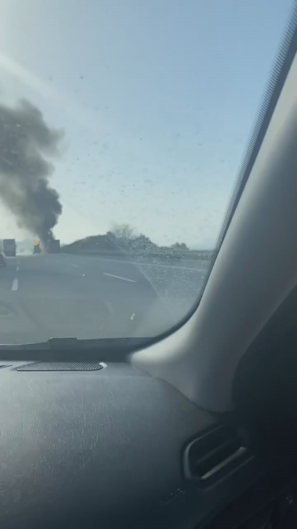 Foto - TESLA marka elektrikli otomobil cayır cayır yandı