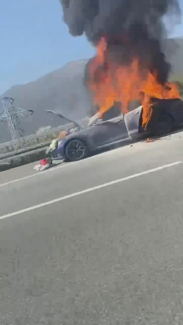 Foto - TESLA marka elektrikli otomobil cayır cayır yandı