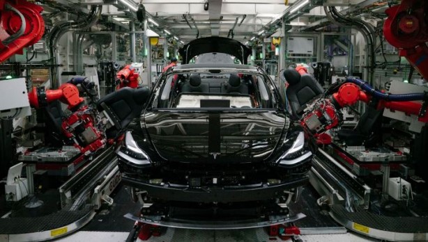 Tesla piyasayı ele geçirmek istiyor! Model 3 dev fabrikada üretime geçti!