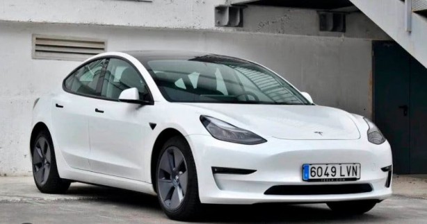 Foto - Tesla piyasayı ele geçirmek istiyor! Model 3 dev fabrikada üretime geçti!