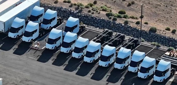 Tesla, Semi'de hız yükseltti! Yeni modeller ortaya çıktı