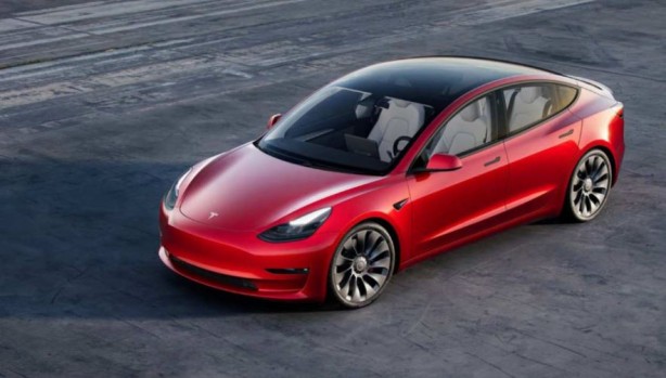 Tesla ucuz otomobil için düğmeye bastı