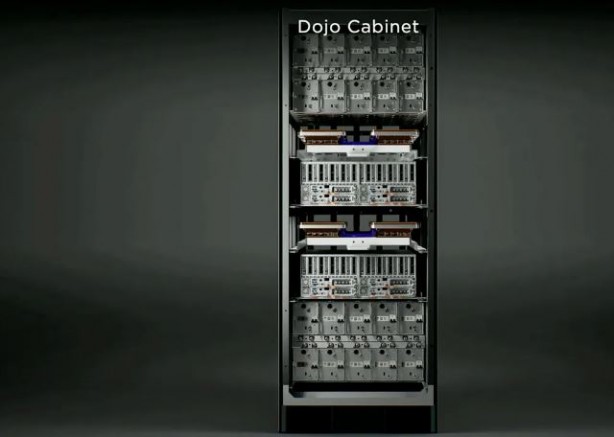 Foto - Tesla yeni süper bilgisayarını tanıttı! Trafo patlatıyor