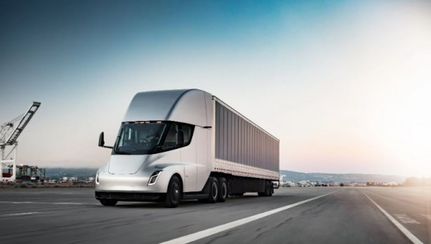 Foto - Tesla’nın elektrikli tırı alevler içinde kaldı! İtfaiyenin çabası işe yaramadı