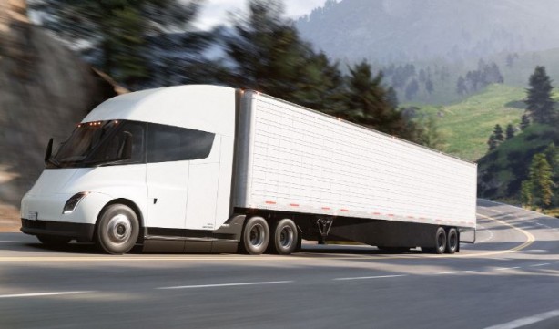 Foto - Tesla’nın elektrikli tırı alevler içinde kaldı! İtfaiyenin çabası işe yaramadı