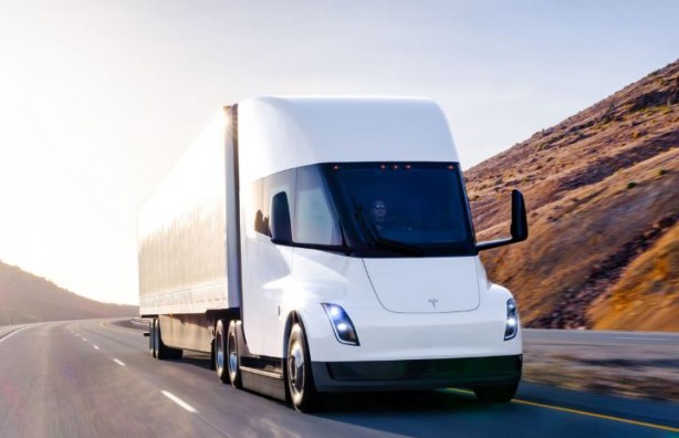 Foto - Tesla’nın elektrikli tırı alevler içinde kaldı! İtfaiyenin çabası işe yaramadı